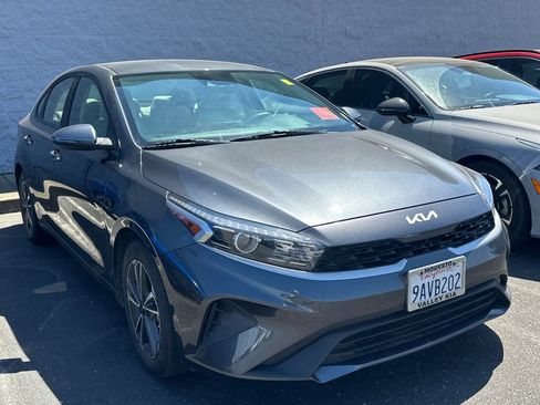 Used 2022 Kia Forte LXS w/ LXS Technology Package FWD image 2