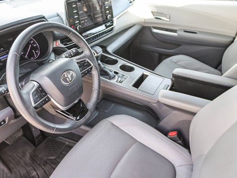 Used 2021 Toyota Sienna Limited image 18