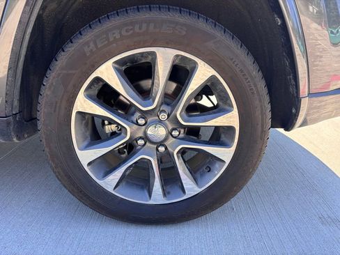 Used 2018 Jeep Grand Cherokee Overland RWD image 11