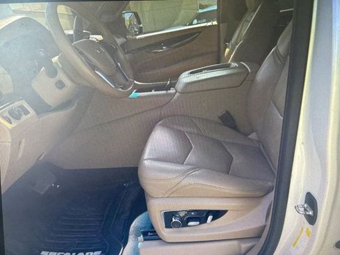 Used 2019 Cadillac Escalade ESV Platinum RWD image 4