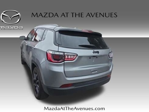 Used 2022 Jeep Compass Latitude FWD image 3