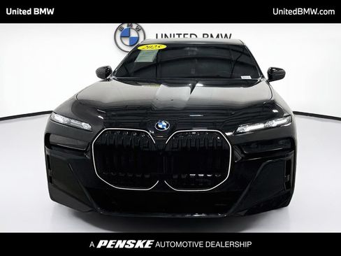 Used 2025 BMW i7 xDrive60 w/ Executive Package AWD/4WD image 2