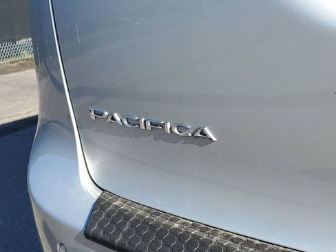 Used 2024 Chrysler Pacifica Touring-L image 30