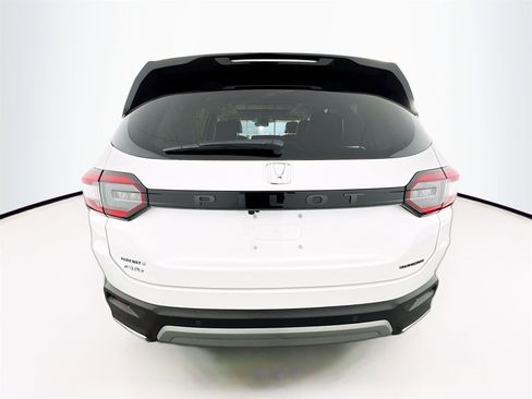 Used 2024 Honda Pilot Touring image 19