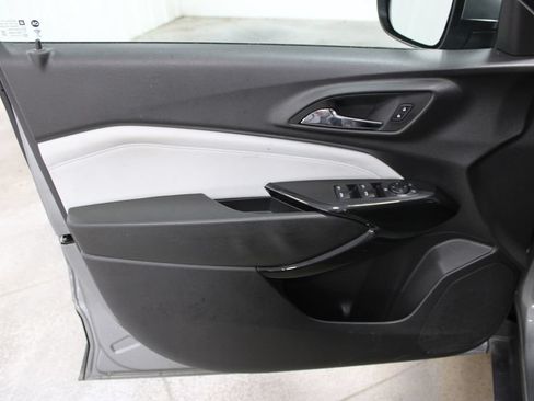 Used 2025 Chevrolet Trax LT FWD image 14