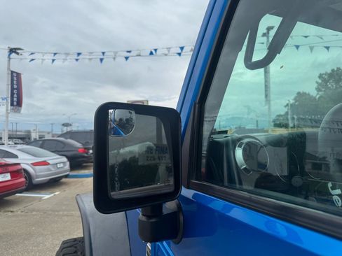 Used 2015 Jeep Wrangler Unlimited Sahara w/ Connectivity Group AWD/4WD image 38