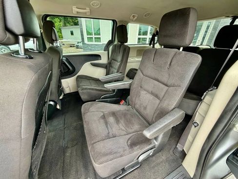 Used 2019 Dodge Grand Caravan SE w/ UConnect Hands-Free Group FWD image 9