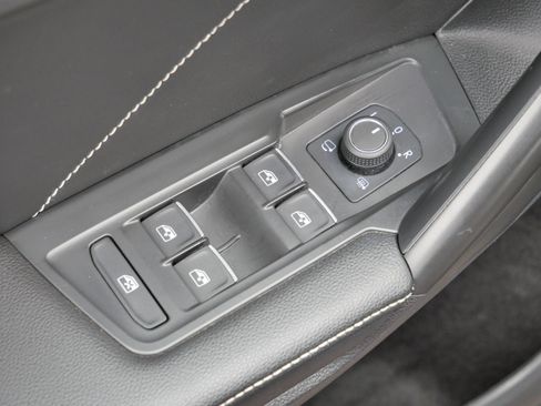 Certified 2022 Volkswagen Tiguan SEL R-Line image 19