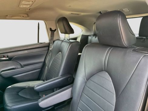 Used 2022 Toyota Highlander XLE FWD image 24