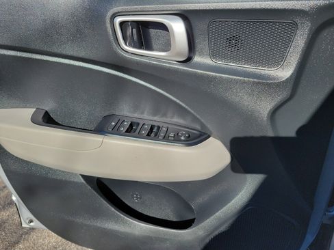 Used 2021 Hyundai Venue SEL image 17