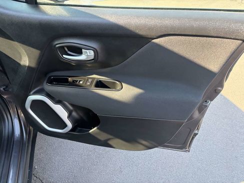 Used 2020 Jeep Renegade Latitude image 29