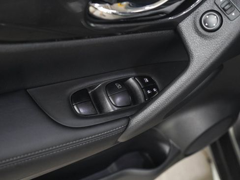 Used 2018 Nissan Rogue SV AWD/4WD image 20