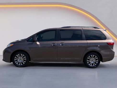 Used 2018 Toyota Sienna XLE w/ XLE Navigation Package image 6