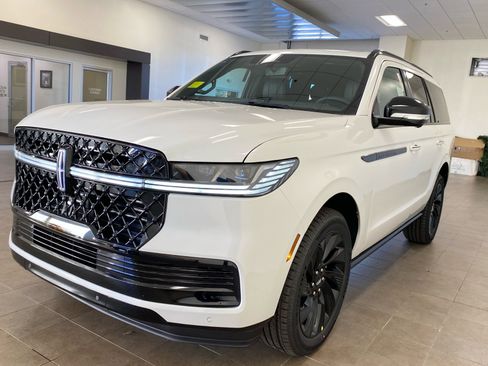 Used 2025 Lincoln Navigator Reserve w/ Jet Appearance Package image 4