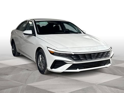 Used 2026 Hyundai Elantra SE FWD image 2
