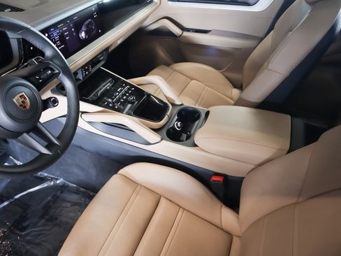 Certified 2024 Porsche Cayenne AWD/4WD image 17