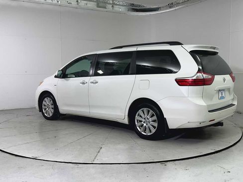 Used 2017 Toyota Sienna XLE image 4