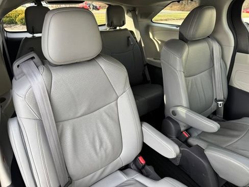 Used 2021 Toyota Sienna Limited image 34