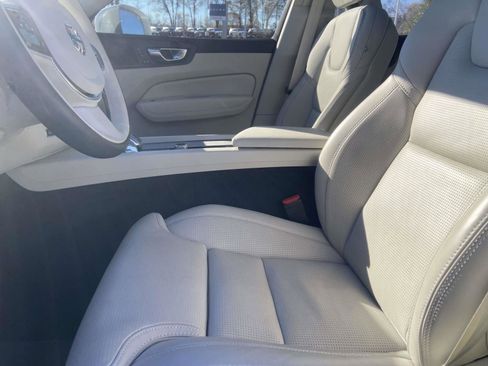 Certified 2023 Volvo XC60 B5 Ultimate w/ Climate Package image 18