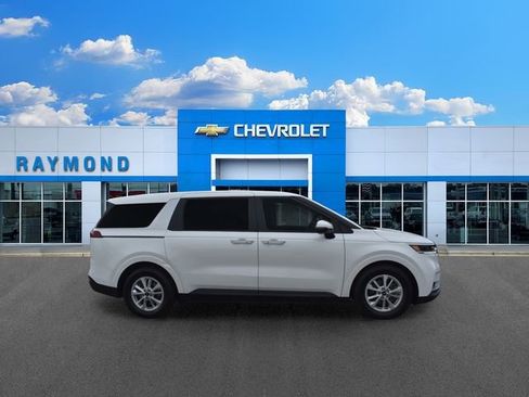 Used 2024 Kia Carnival LX FWD image 2