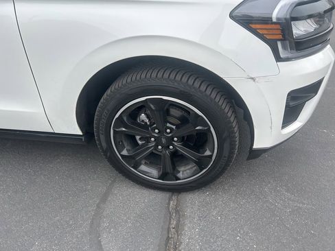 Used 2023 Ford Expedition Limited image 12