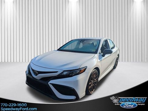 Used 2023 Toyota Camry SE image 1
