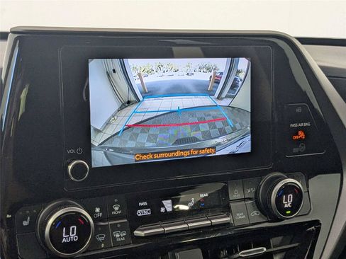 Certified 2025 Toyota Highlander XLE FWD image 23