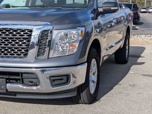 Used 2018 Nissan Titan SV image 10