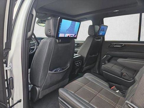 Used 2025 Chevrolet Tahoe High Country image 11