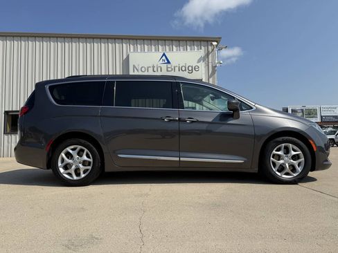 Used 2017 Chrysler Pacifica Touring-L w/ Tire & Wheel Group FWD image 27