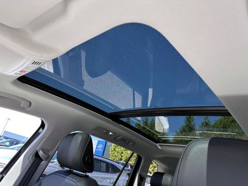 Used 2024 Volkswagen Tiguan SE w/ Panoramic Sunroof Package AWD/4WD image 12