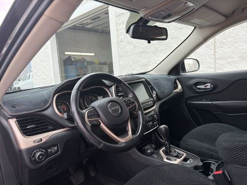 Used 2016 Jeep Cherokee Latitude w/ Cold Weather Group image 9