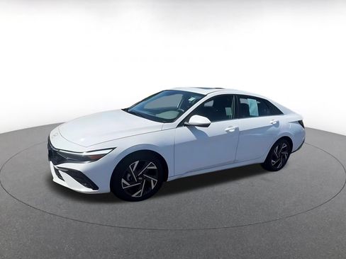 Used 2025 Hyundai Elantra SEL FWD image 8