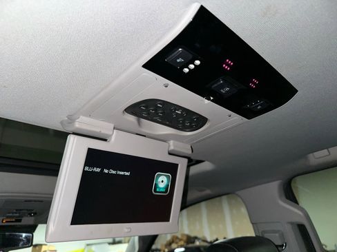 Used 2015 Chevrolet Suburban LTZ image 8