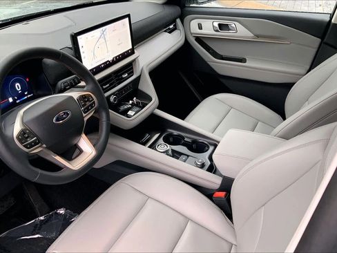 Used 2025 Ford Explorer Active w/ Active Comfort Package RWD image 16