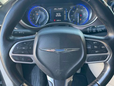 Used 2017 Chrysler Pacifica Touring-L w/ Tire & Wheel Group FWD image 11