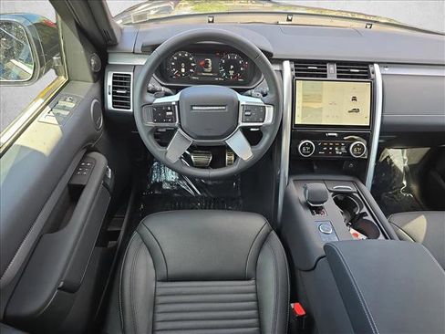 Used 2025 Land Rover Discovery Dynamic SE image 16