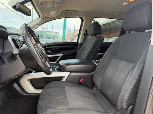 Used 2017 Nissan Titan SV image 19