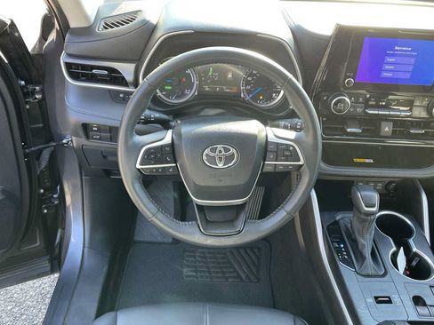 Certified 2024 Toyota Highlander XLE AWD/4WD image 11