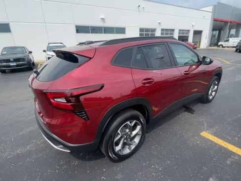 Used 2025 Chevrolet Trax LT FWD image 2
