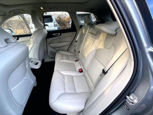 Used 2020 Volvo XC60 T6 Momentum image 19