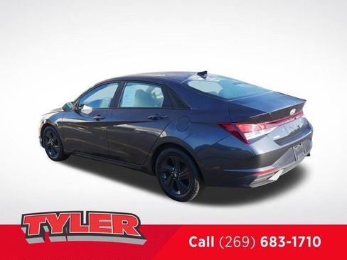 Used 2022 Hyundai Elantra SEL FWD image 5