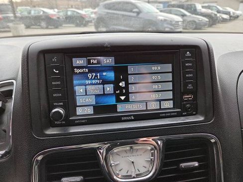 Used 2014 Chrysler Town & Country Touring w/ Driver Convenience Group FWD image 32