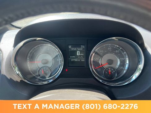 Used 2016 Chrysler Town & Country Touring FWD image 18