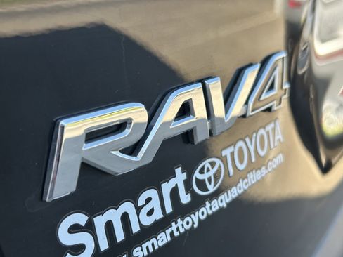 Used 2022 Toyota RAV4 LE w/ Carpet Mat Package (TMS) AWD/4WD image 8