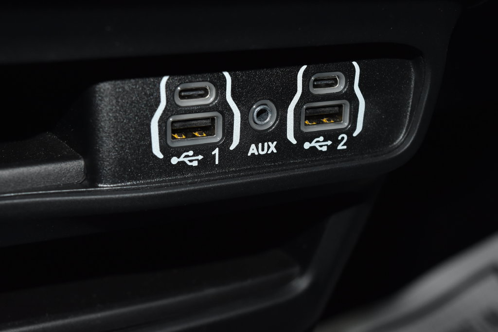 Used 2025 Chrysler Voyager LX FWD image 14