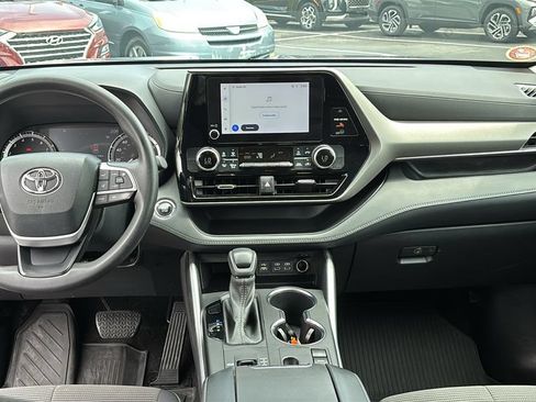 Used 2023 Toyota Highlander L FWD image 12