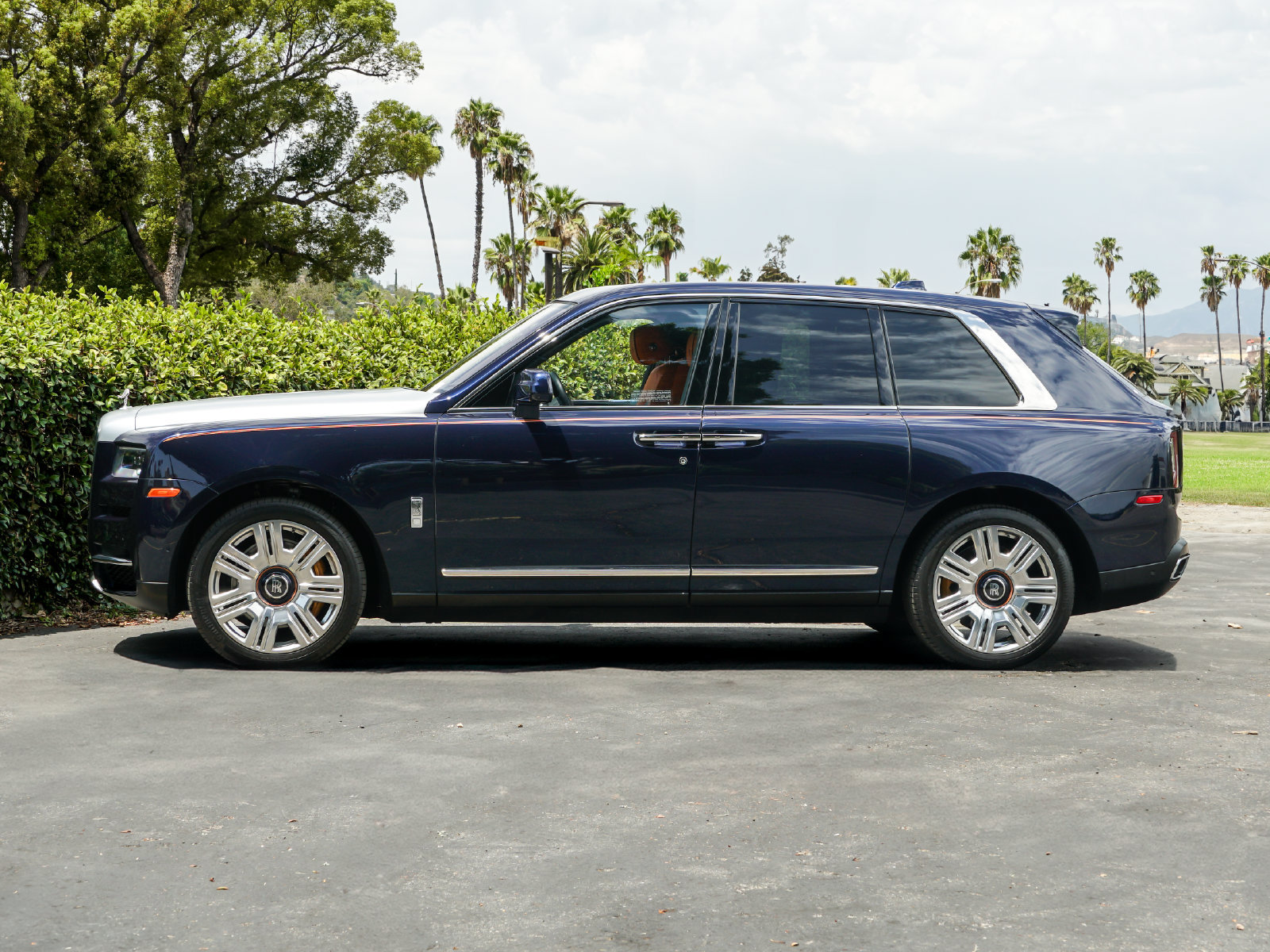 Certified 2022 Rolls-Royce Cullinan w/ Cullinan Package AWD/4WD image 3