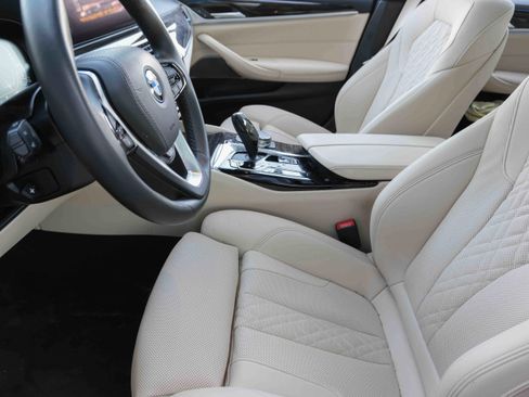 Used 2023 BMW 530e w/ Premium Package image 12