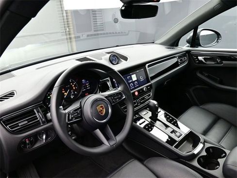 Certified 2025 Porsche Macan image 4